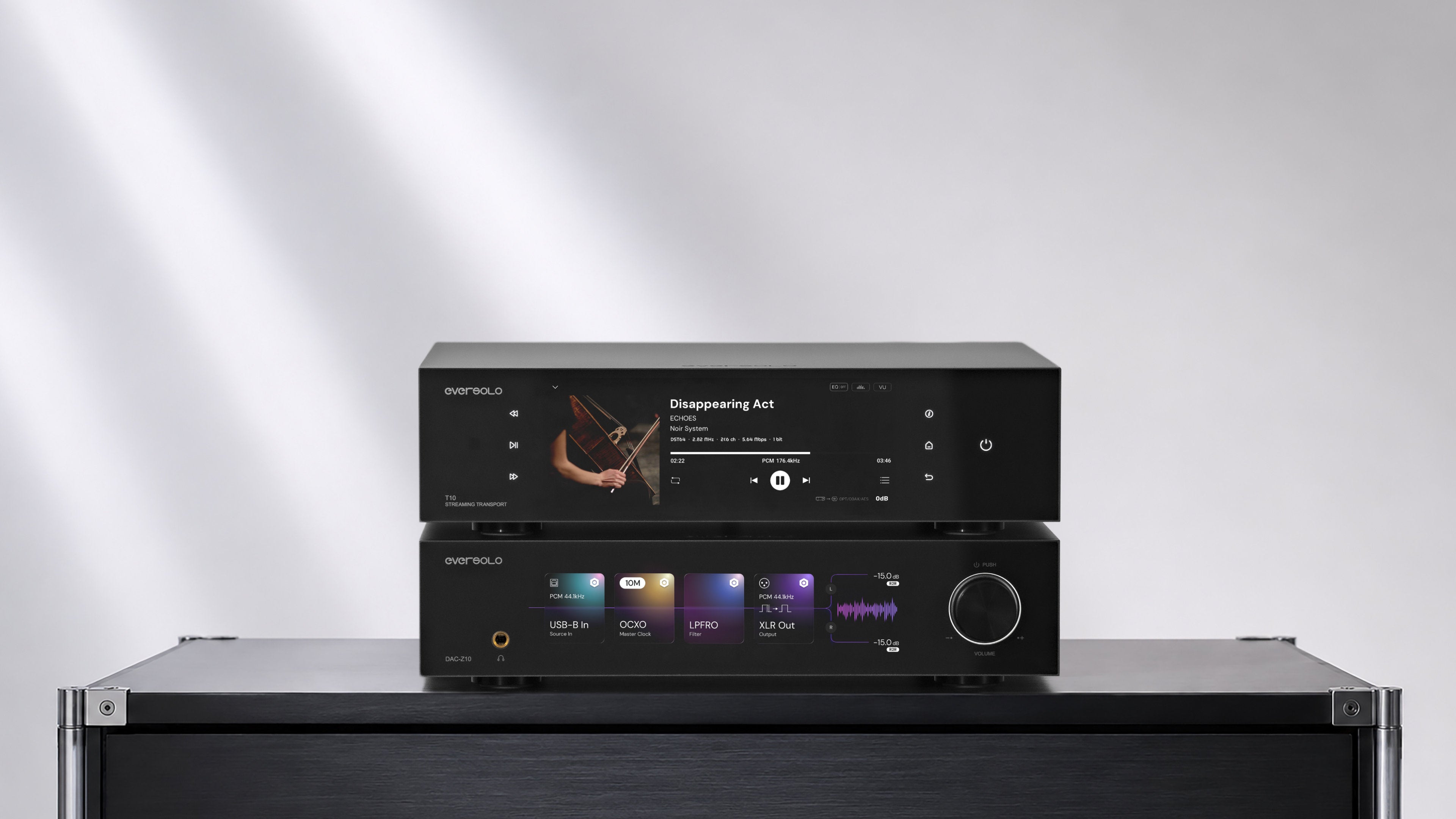 Eversolo T10 串流轉盤搭配 DAC-Z10 的雙層設備配置、前方面板與顯示介面